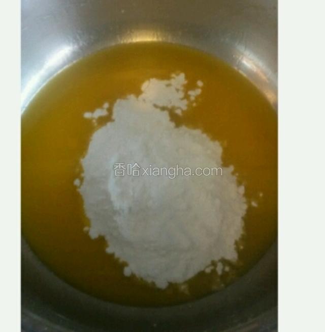 先做脆皮：
    先将黄油融化，加入糖和低粉，揉扮均匀
