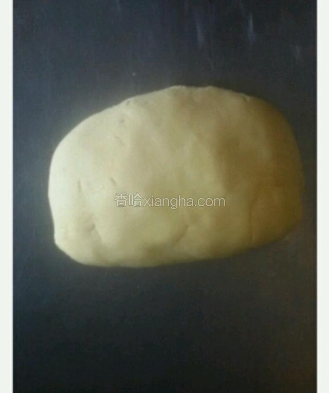 将面团搓成圆形。放冷藏备用。