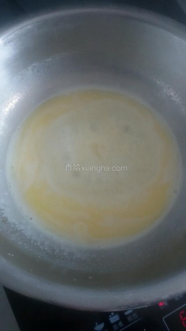 做泡芙：
      将牛奶和黄油放在一起，用电磁炉小火煮开，黄油完全融化，沸腾开