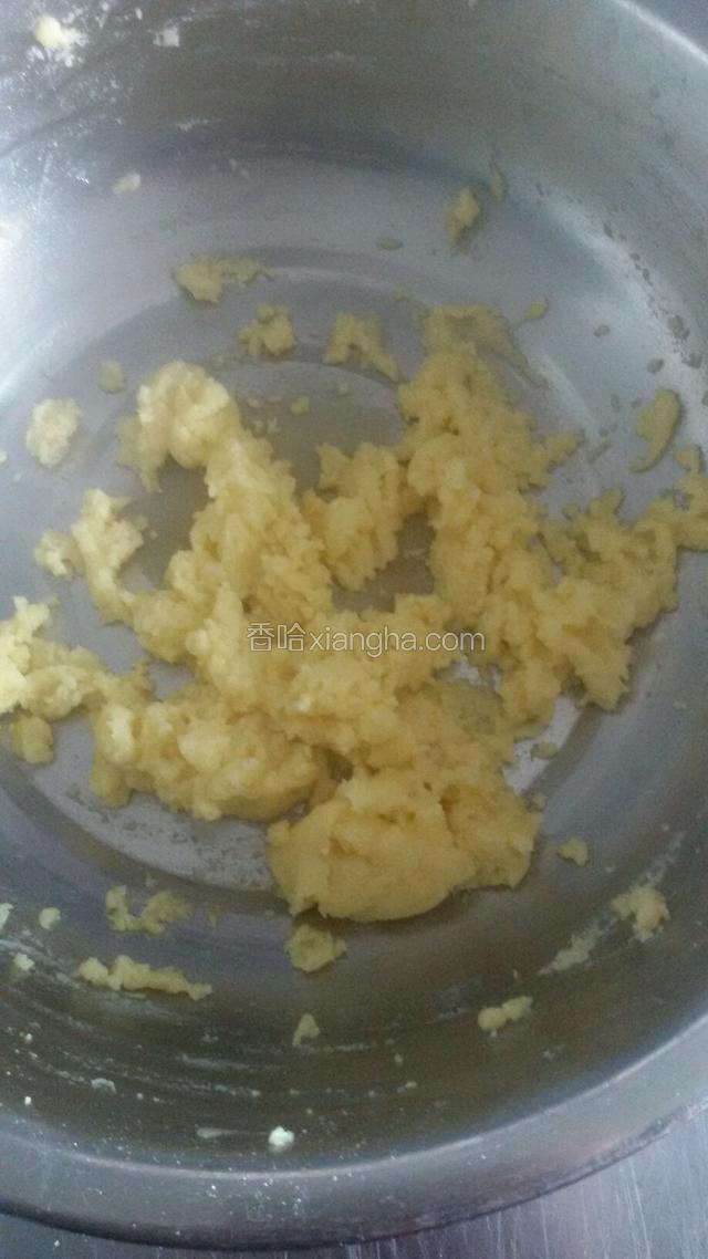 调制最小火，迅速加入低粉，快速搅拌，直到盆底起膜。离火关火，待凉
