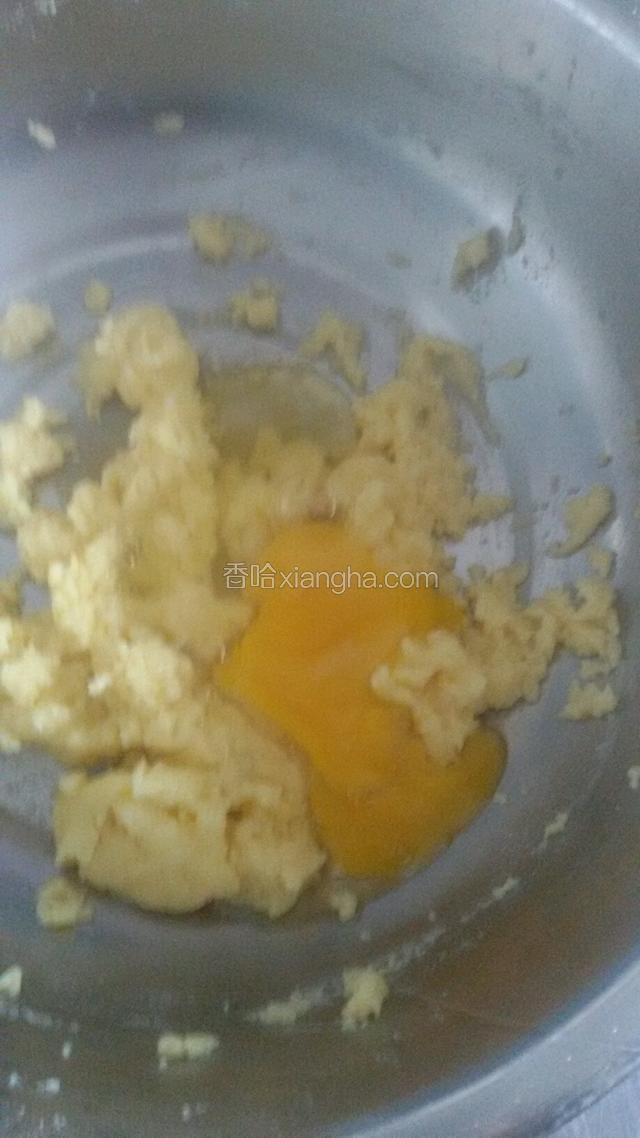 将鸡蛋分次加入，快速搅拌，让鸡蛋完全吃透到面糊里，快速的起劲，粘稠。再加另外一个鸡蛋，重复以上动作，完全搅拌均匀。