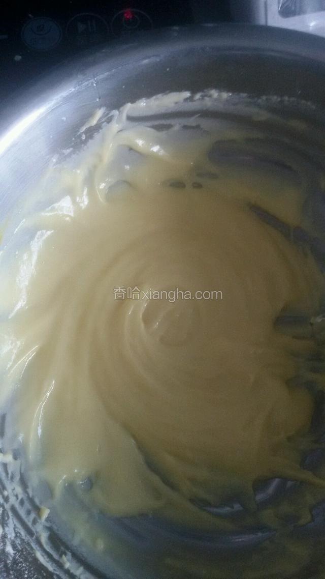 
加入鸡蛋搅拌动作要快，起粘膜，多搅一会再加另外一个蛋，
烤的时候里面会有层次。要不然里面是空心的。
