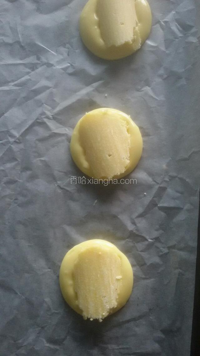 将浆料装在裱花袋内，烤盘铺上油纸，挤出自己需要的大小，将备用的脆皮切片铺在上面。不要太厚。薄一点