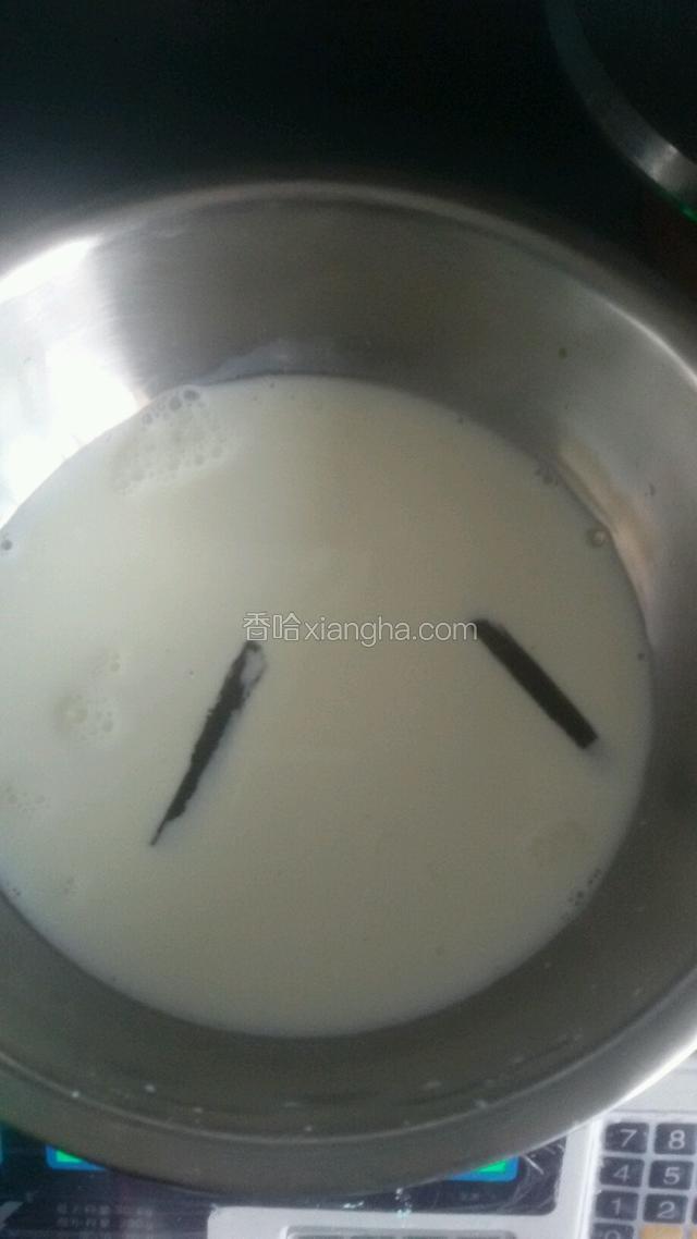香草卡仕达：
    先将香草条对半剪开，牛奶和香草条放一起用火煮开，加盖子闷3分钟，香草荚的味道更好。