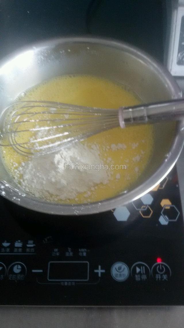 加入糖粉和低粉，搅拌均匀，用电磁炉最小火，一直搅到浆料黏稠起膜。注意不要糊底，不停的搅