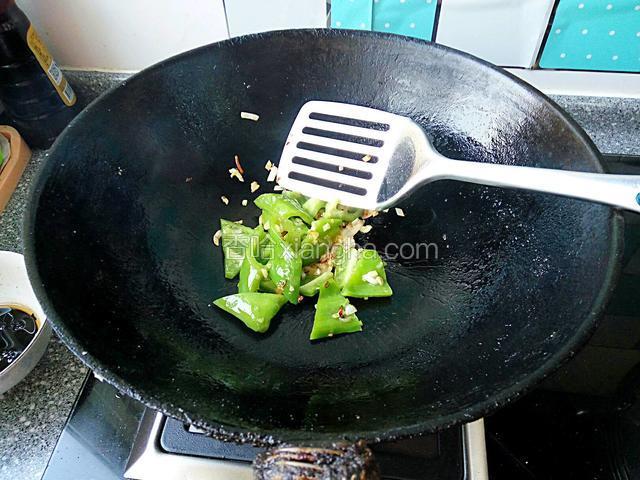 先放入青椒片