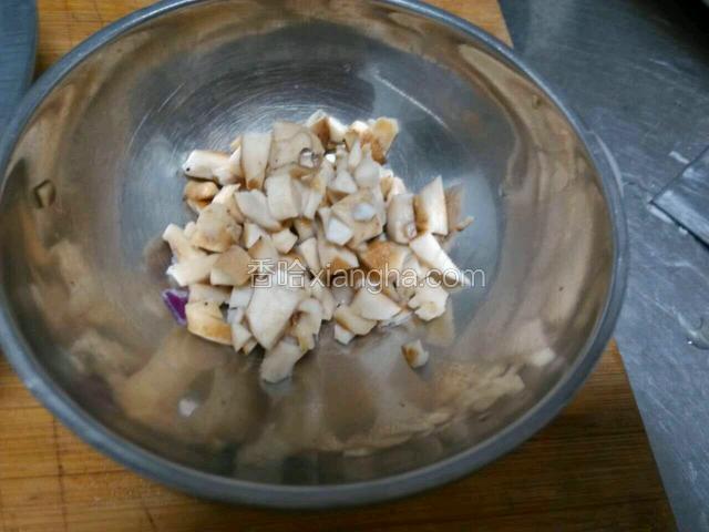 把香菇根部也切丁备用。