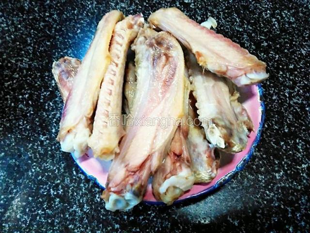 选用新鲜鸭翅。买回来的鸭翅如果是冰冻的，提前解冻好。