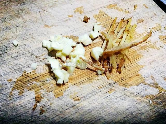 生姜切丝，蒜头切末。