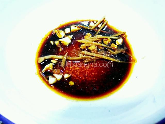 取一碗，将蒜末和姜丝放入，再加入适量的食盐、料酒、白糖、酱油、胡椒粉、清水，调制均匀。