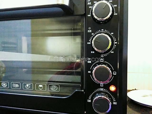 烤箱200度、上火，烤10分钟。