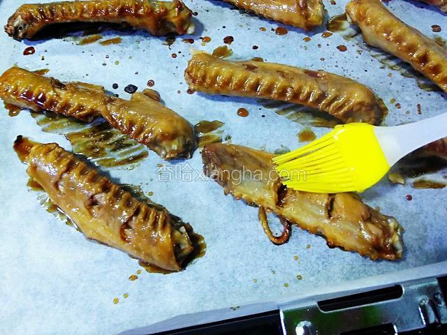 10分钟后，拿出鸭翅，用刷子均匀的刷上一层蜂蜜。再送入烤箱，200度、上火，继续烤10分钟。