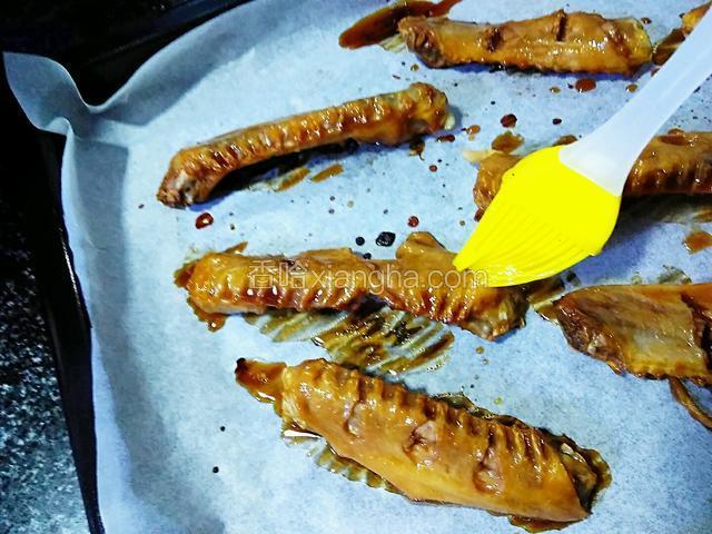 再取出鸭翅，翻面，再刷上一层蜂蜜。