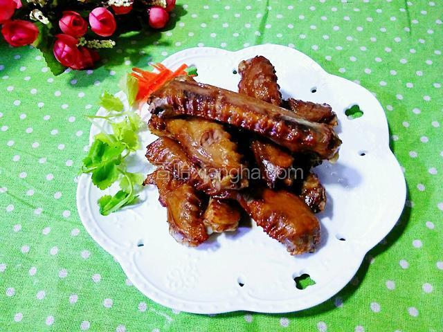 蒜香烤鸭翅，慢慢享用。