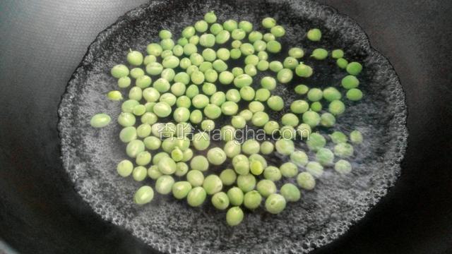 锅中烧开水，把豌豆洗净放入锅中焯一下，捞出过凉水备用。