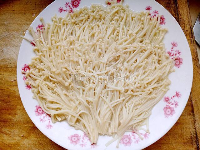 蒸好的金针菇取出来，倒掉蒸制过程中渗出来的水