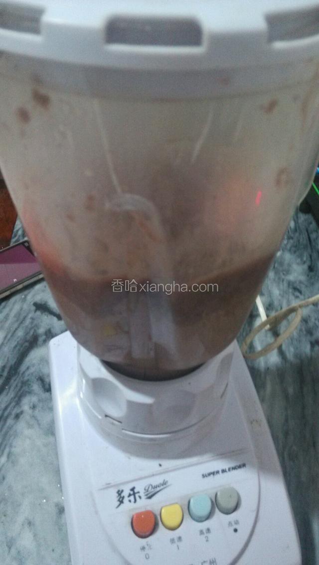 把煮熟的红豆放料理机打至细腻(如果煮好的红豆较干在打的时候加入少量的水再打)