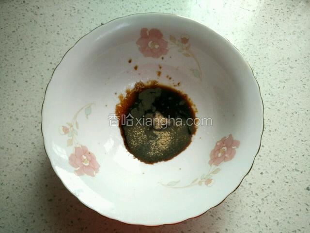 碗里放入酱油、白糖、胡椒粉、味精、醋、盐。