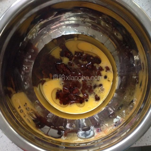 玉米油，全蛋液，红糖，倒入容器中