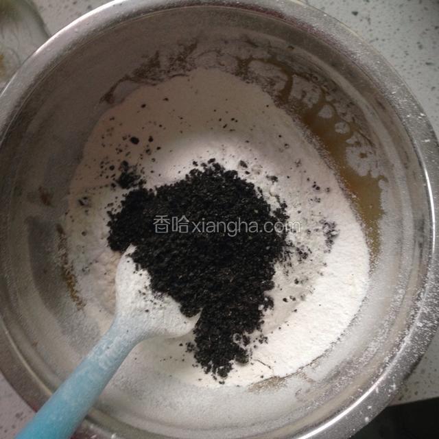 在倒入黑芝麻