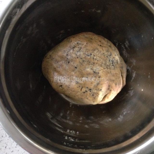 然后用手揉成面团
