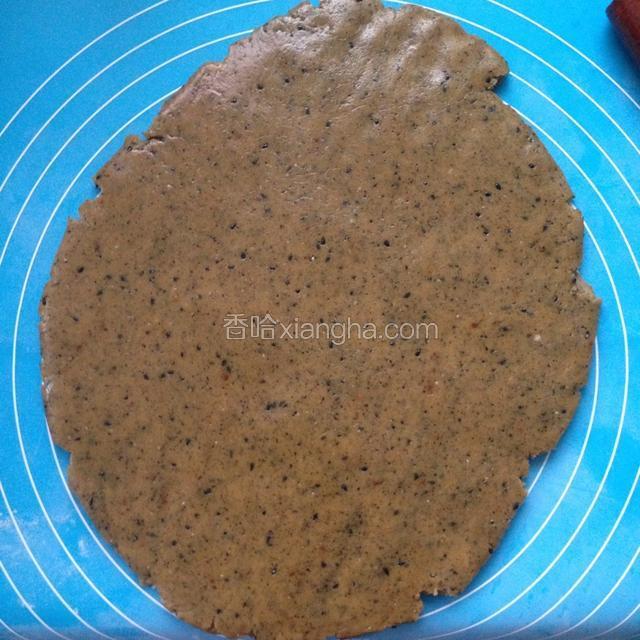把面团擀成饼状