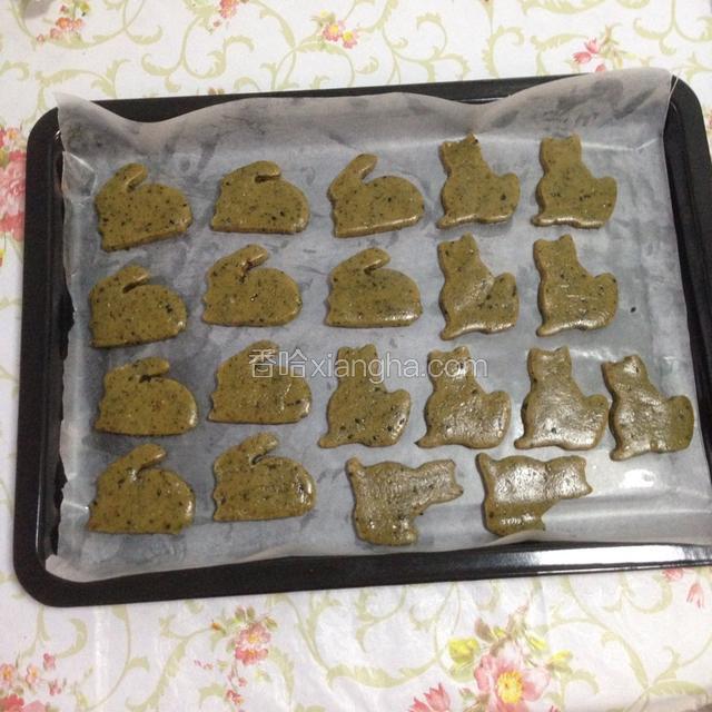 烤箱预热180度，把做好的饼干摆到烤盘上，下面铺一张吸油纸