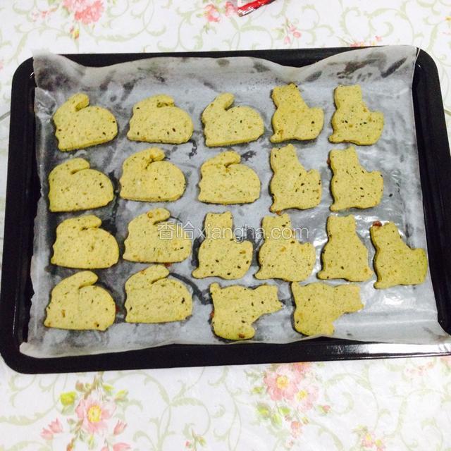 烤好拿出烤箱，晾凉以后拿出烤盘