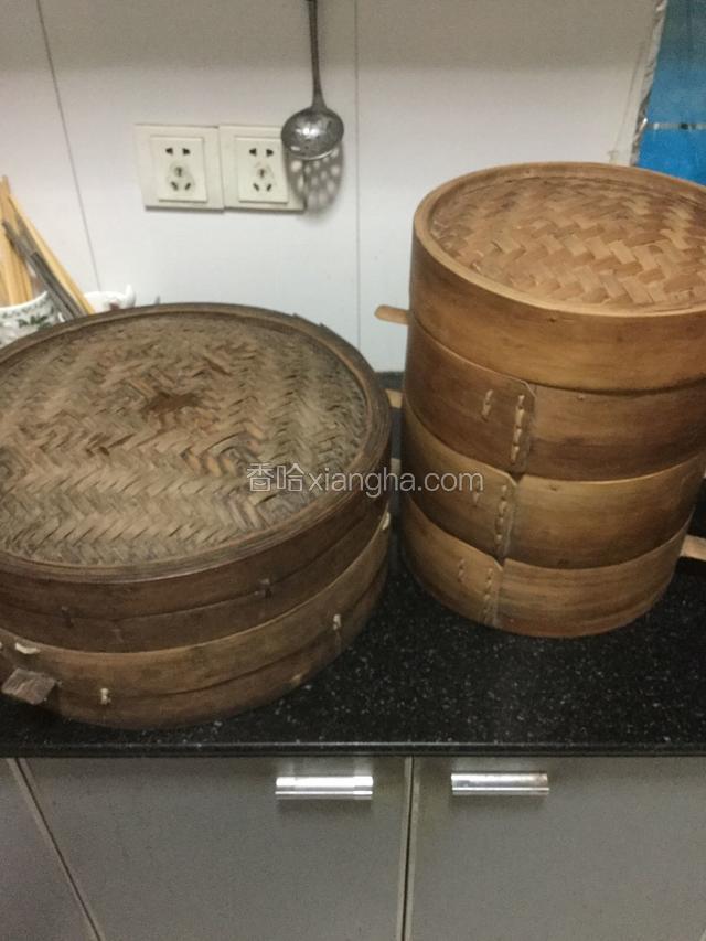摆放好豆腐后盖上盖子，放在通风干燥处让豆腐自已发酵，我这发酵了十八天，温度十度左右，如果温度太低时间需要更长，温度高了发酵不起来，所以做豆腐乳发酵是最关键的一步