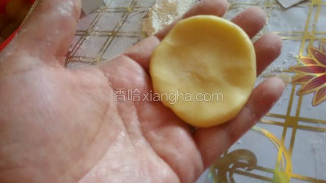 用手滚圆，压平。