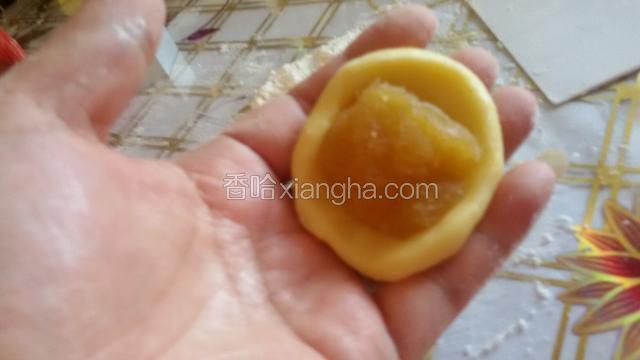 包上提前做好的馅。