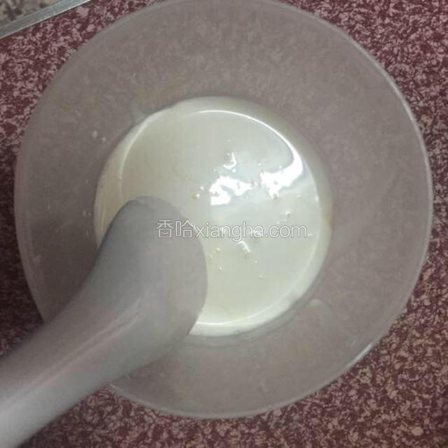 纯牛奶，淡奶油，炼乳，白油放在一个碗里搅啊搅，直到白糖融化，不是要打发喔！