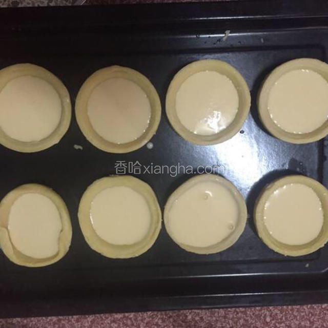 把蛋挞液倒入蛋挞皮里，七八分满的样子