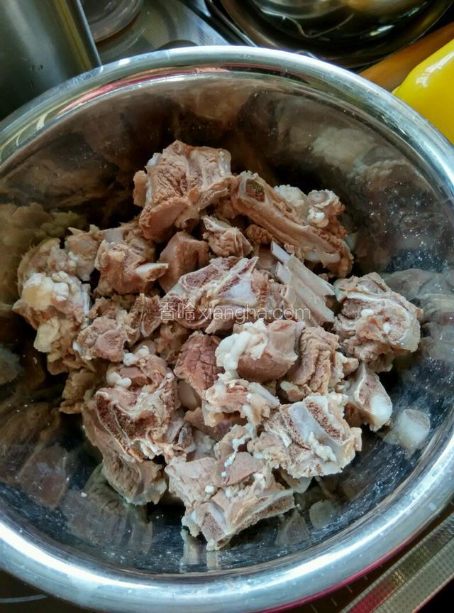 羊排骨焯水后，沥干水份备用