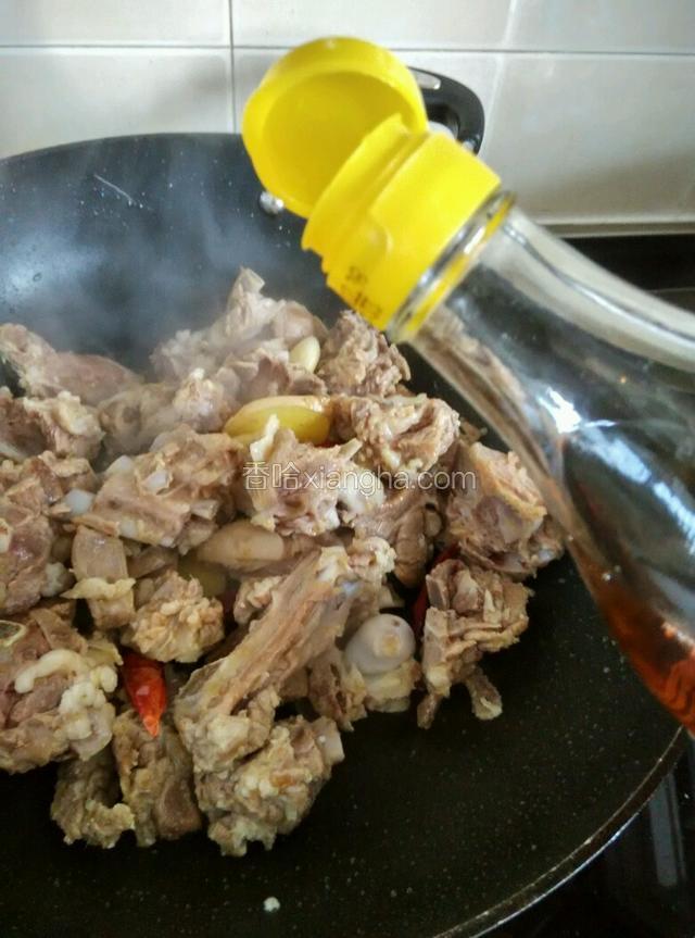 加入2汤勺料酒翻炒均匀