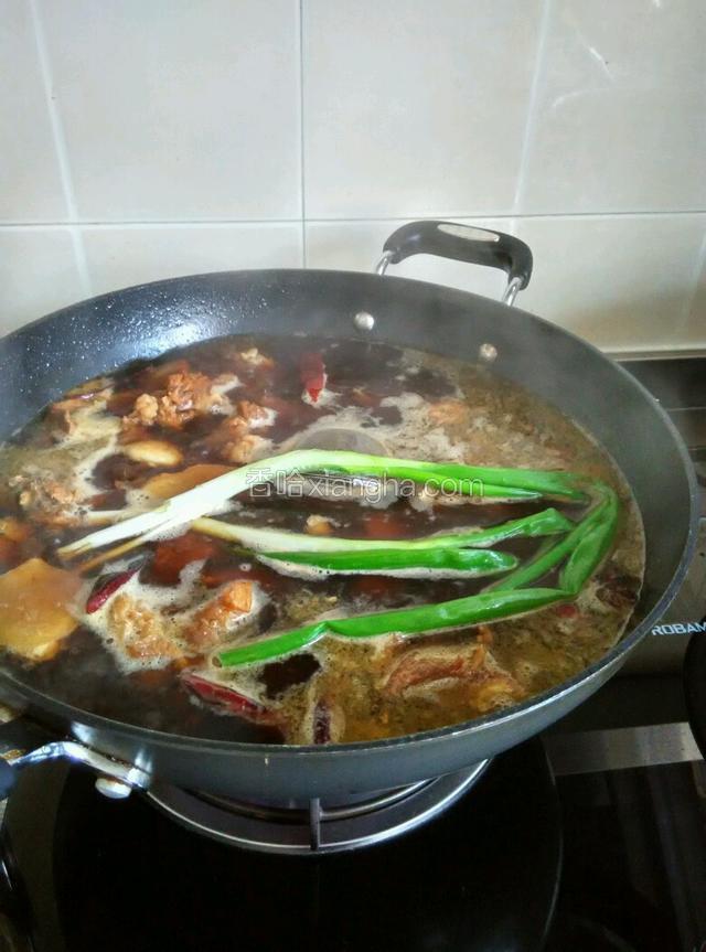 大火烧沸后放入葱和香菜
