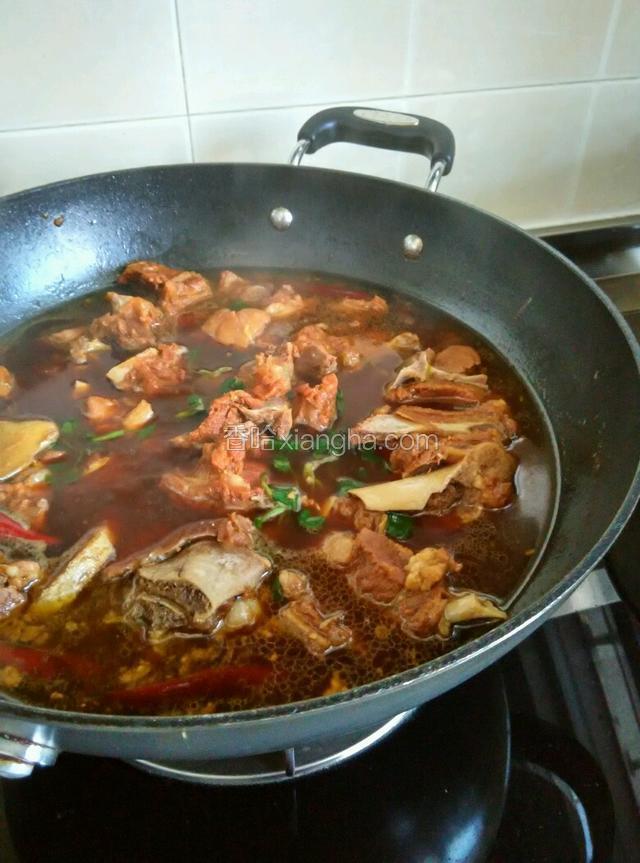 转小火焖煮1个半小时至肉熟烂，1小时后可以取出调味包