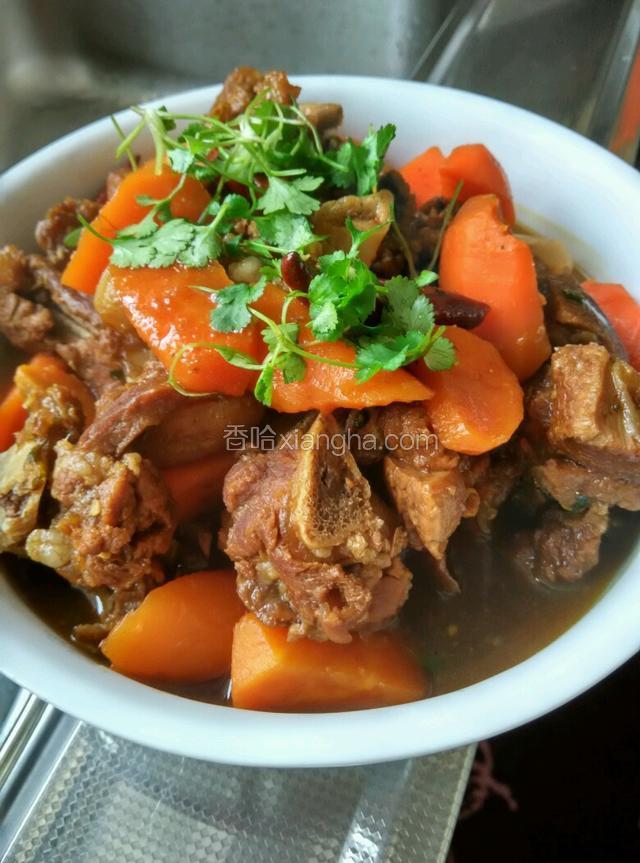 出锅前食盐调味，装盘洒香菜，美味即成