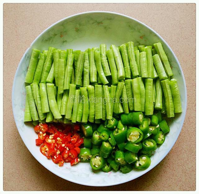 把豇豆切段，辣椒切小圈圈。