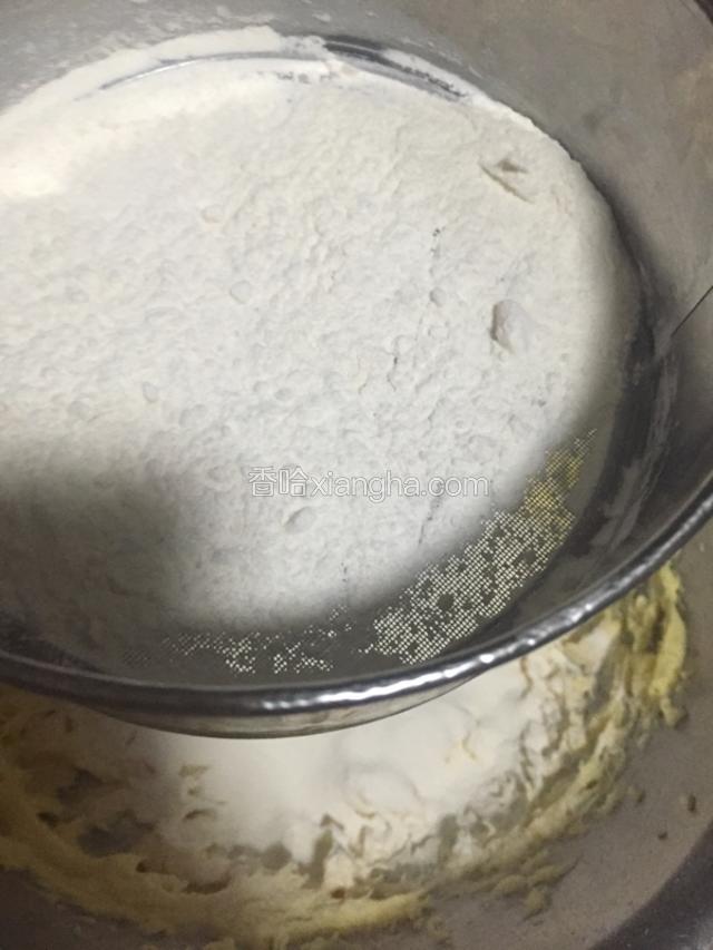 筛入面粉。