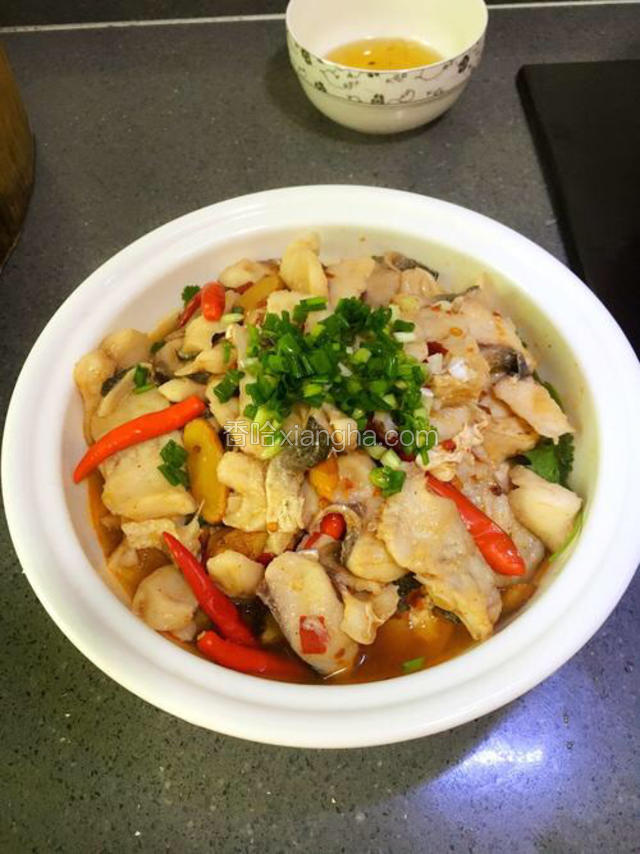 把煮好的鱼片铲入垫有蔬菜的大碗里，汤先不要装，在鱼表面撒上葱花。另起锅把那剩下的油再次加热，然后倒入撒有葱花的鱼片上，这时候吱吱吱葱油香扑鼻而来。

