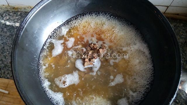 把米煮到快熟了时，放入焯熟的鸡肝，倒几滴料酒，再倒一大勺海鲜酱油，放入生姜片。