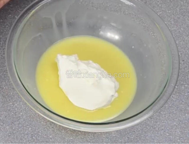  将另一份鲜奶油240克（250ml）打发到中性发泡
把打发好的奶油分次加入白巧克力混合物中，搅拌均匀