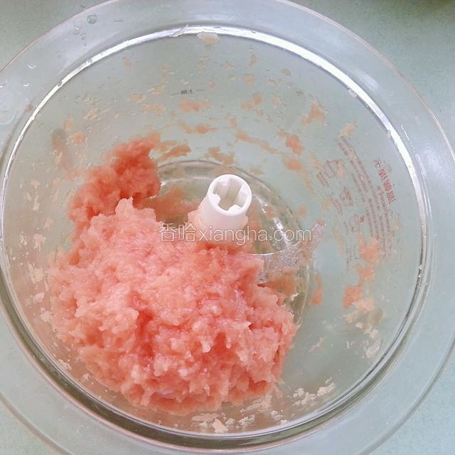 加入水(水不能放多了)接着搅。 