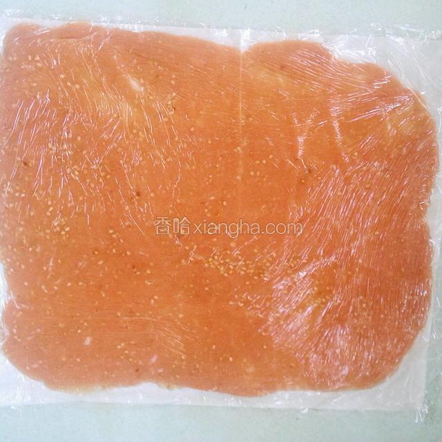 盖上一层保鲜膜，用擀面杖擀成薄薄一片(尽量薄一点)。