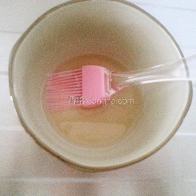 在烤肉饼的时候来调蜂蜜水，将两勺蜂蜜放入一个小碗中加入适量水搅成稀稀的蜂蜜水，备用。
