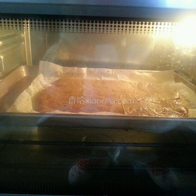 送入烤箱，上下火，130度，5分钟。