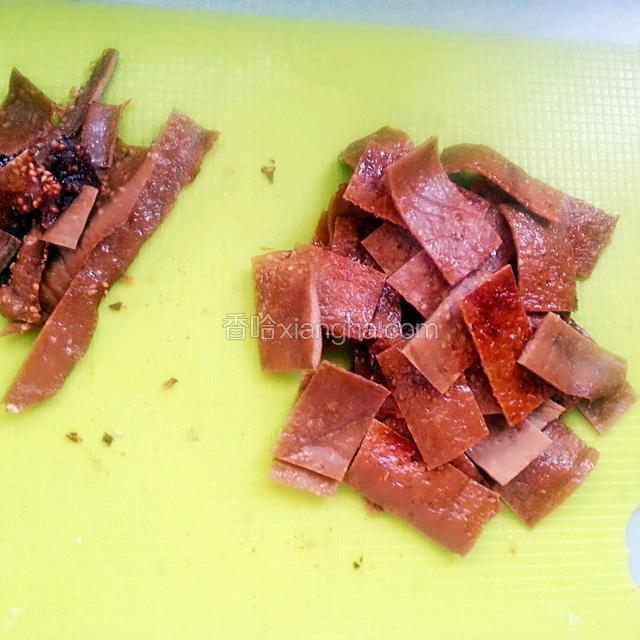 切去边角，切成小块儿。