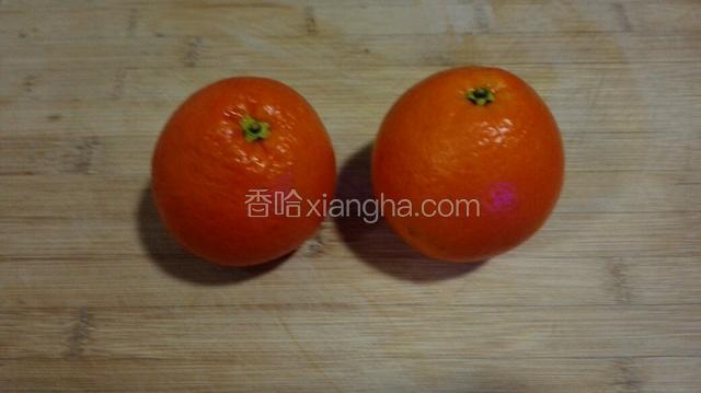 橙子用淡盐水浸泡1小时，用刷子将橙子刷干净，将橙子表面的水用厨房用纸搽干