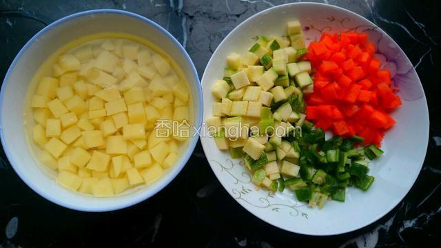 土豆切小块，泡在清水中防止氧化。

广胡，青椒，三月瓜都切成和土豆块大小均匀的小块。